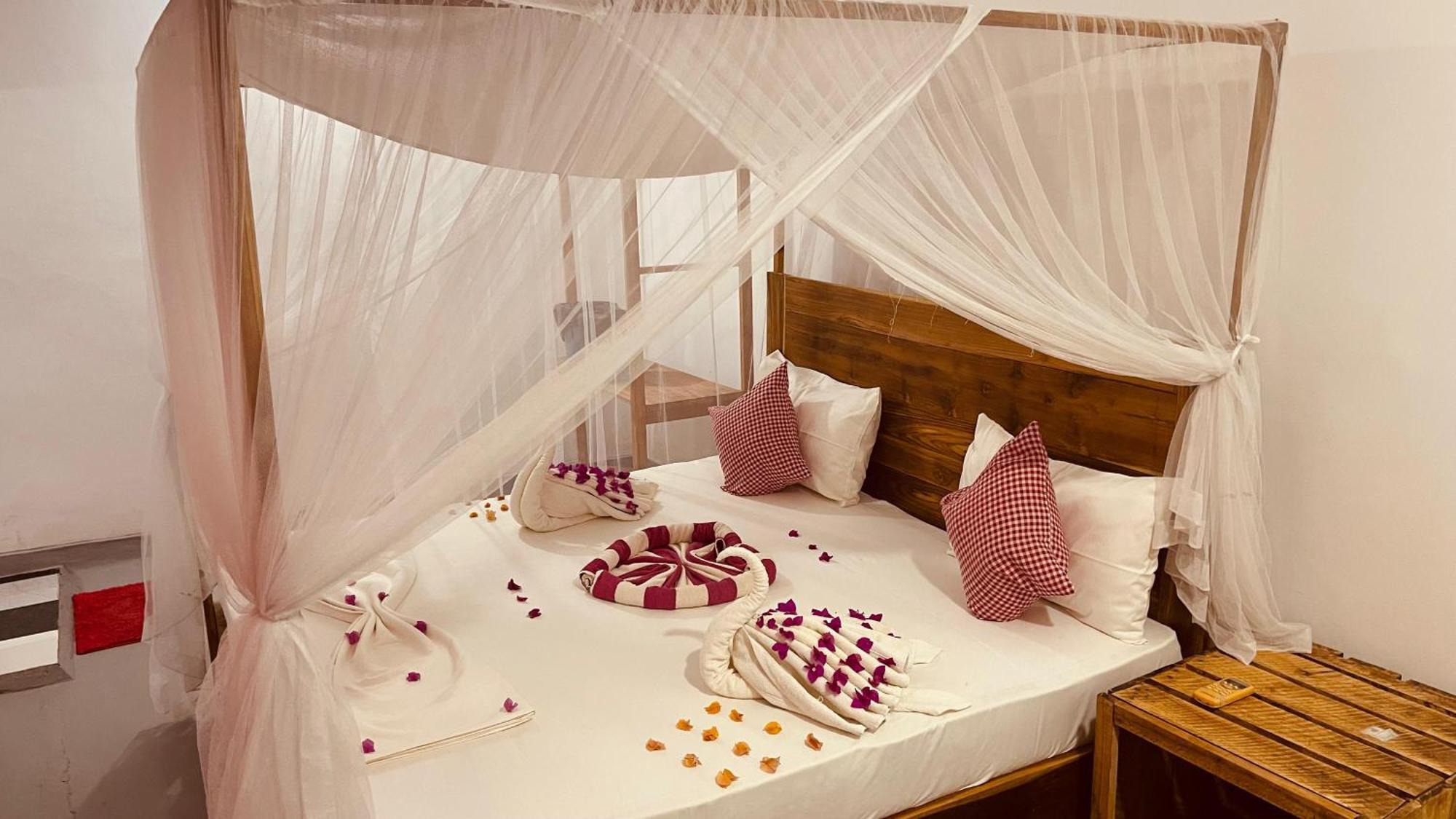 Swiss Kiss Beach Resort Uppuveli ภายนอก รูปภาพ