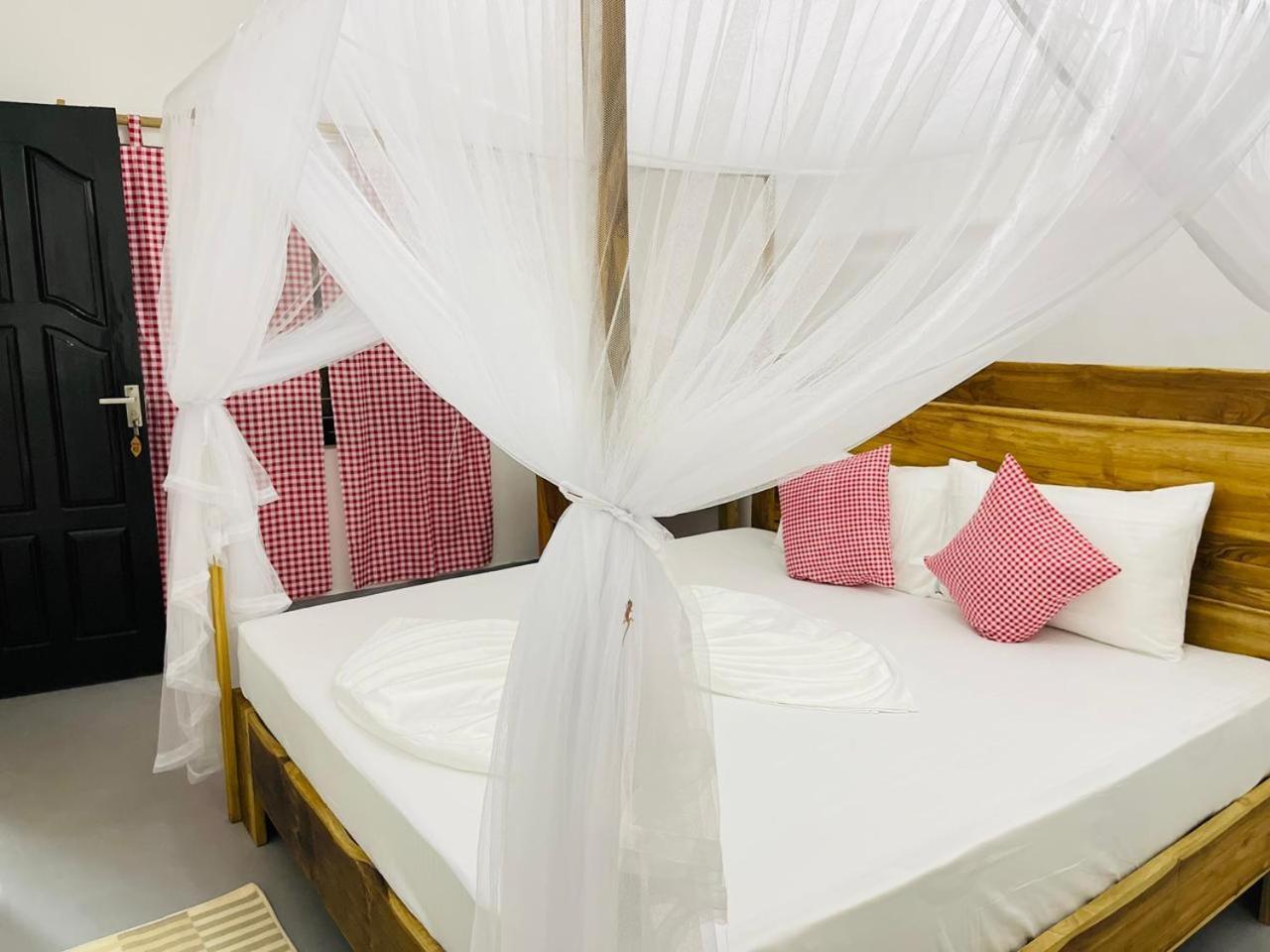 Swiss Kiss Beach Resort Uppuveli ภายนอก รูปภาพ