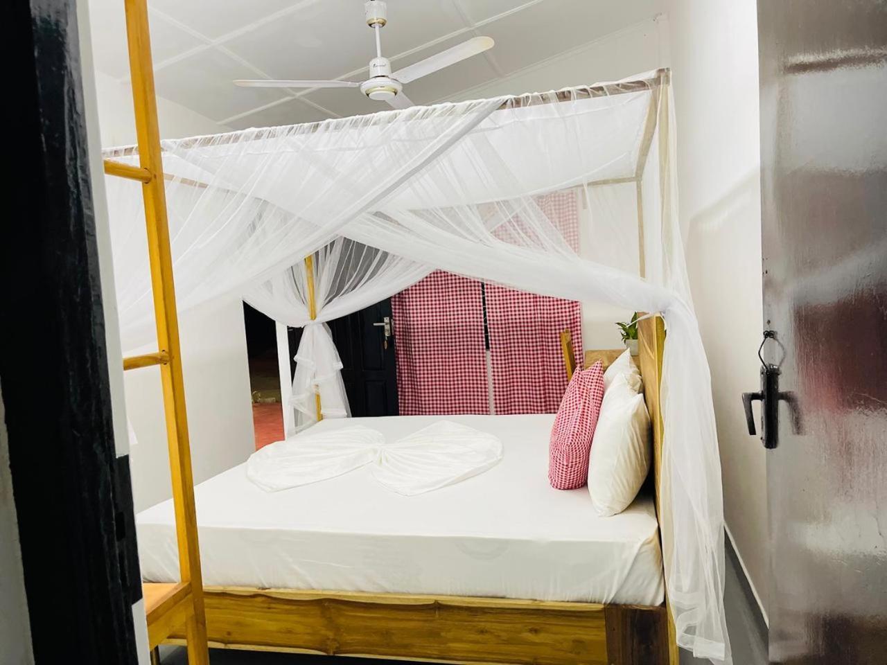 Swiss Kiss Beach Resort Uppuveli ภายนอก รูปภาพ